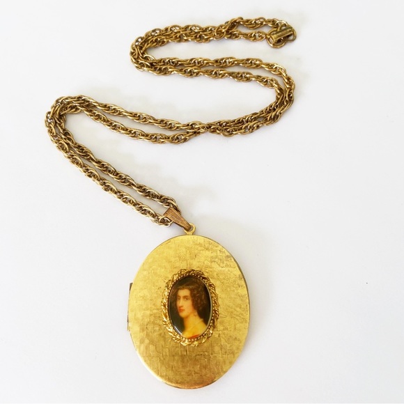 Vintage gold tone cameo portrait painting locket on 24” gold tone chain - Picture 2 of 7